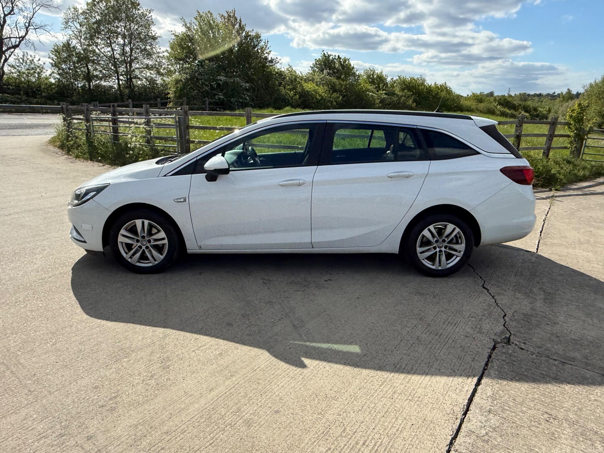 Vauxhall Astra 1.6 CDTi Tech Line Sports Tourer Euro 6 (s/s) 5dr — photo 70 of 104